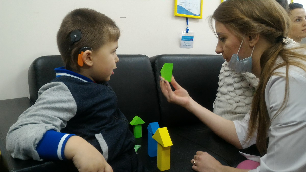 Врачи открывают мир звуков неслышащим детям Челябинской области